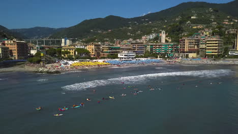 Toma-De-Drones-De-Surfistas-Esperando-Olas-En-La-Costa-De-Recco,-Liguria,-Italia