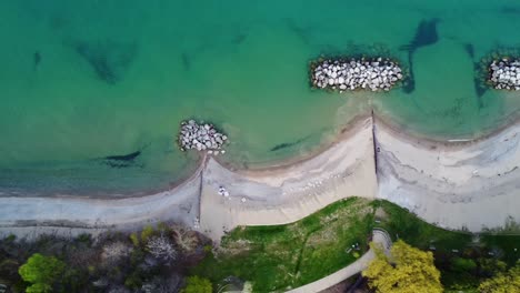 Luftüberflug-über-Einen-Strand-Am-Lake-Michigan-Mit-Strandbesuchern