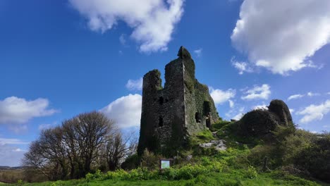 Imposante-Ruinen-Von-Dunhill-Castle-Von-Cromwell-Zerstört-Und-Nie-Wieder-Aufgebaut-An-Einem-Frühlingstag-In-Waterford,-Irland