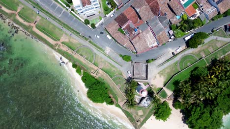 Paisaje-Aéreo-De-Drones-Del-Faro-Y-Apartamento-De-Galle,-Hotel-Y-Tiendas-Tejados-En-La-Histórica-Plaza-Del-Casco-Antiguo-Holandés-Sri-Lanka-Viajes-Turismo-Asia