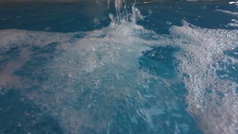 Wasser-Fließt-Mit-Blasen-In-Den-Pool