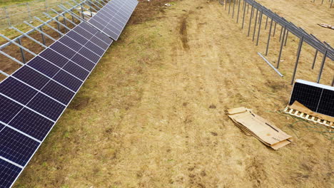Fliegen-Zwischen-Den-Reihen-Einer-Solarpanel-Farm-Im-Bauprozess