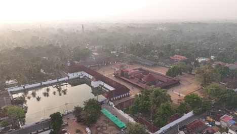 Keralas-Berühmter-Tempel,-Luftaufnahme,-Vaikom-Mahadeva-Tempel_Vaikom-Stadt-Und-Backwaters,-Vaikom-Stadt-Und-Backwaters,-360°-Ansicht