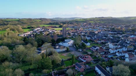 Aerial-drone-footage-of-the-town-of-Cullompton-in-Devon,-England