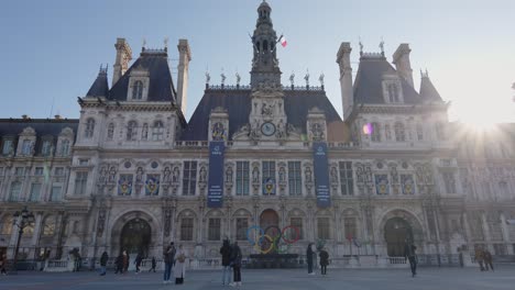 Touristen-Im-Hotel-De-Ville-Mit-Olympia-Emblem-Am-Haupteingang-Für-Die-Olympischen-Sommerspiele-2024