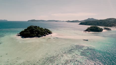 Disparo-Aéreo-Con-Drones-En-Palawan-Coron-En-Filipinas-Cuando-Saltaba-De-Isla-En-Isla-En-El-Mar-Asiático-Con-Una-Lancha-Motora-En-Un-Día-Soleado-Y-Muchas-Playas,-Palmeras-Y-Comiendo-Mariscos-Jugando-Con-Un-Perro