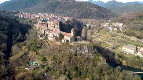 Luftdrohnenaufnahme-Von-Castellfollit-De-La-Roca:-Die-Klippenstadt-In-Den-Pyrenäen-Von-Girona,-In-Der-Nähe-Der-Vulkanzone-Garrotxa