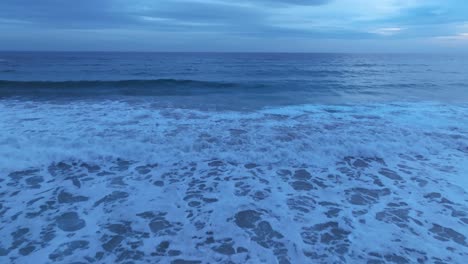 Blaue-Wellen-Von-Menorca,-Spanien,-Luftdrohne-Fliegt-Aus-Nächster-Nähe-über-Dem-Meer