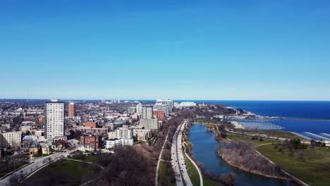 static-timelapse-of-commuter-traffic-at-midday-along-Lake-Michigan-in-Milwaukee,-WI