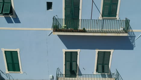 Luftaufnahme-Des-Abstiegs-Vor-Farbenfrohen-Gebäuden-Im-Sonnigen-Pietra-Ligure,-Italien