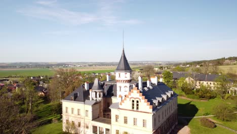 Luftaufnahme-Des-Schlosses-Radun-An-Einem-Sonnigen-Tag-In-Der-Nähe-Von-Opava-In-Der-Region-Mährisch-Schlesien,-Tschechische-Republik
