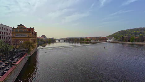 Schwenkansicht-Eines-Ruhigen-Sees-In-Der-Stadt-Prag-In-Tschechien-An-Einem-Sonnigen-Tag