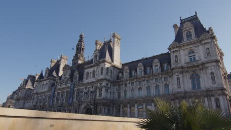 Ikonisches-Historisches-Palastgebäude-Von-Paris-An-Einem-Sonnigen-Tag,-Handheld-Ansicht