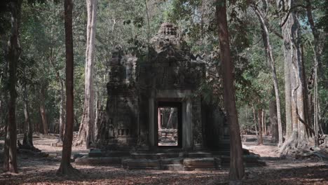 Antike-Tempelruinen-In-Angkor-Wat,-Umgeben-Von-Wald