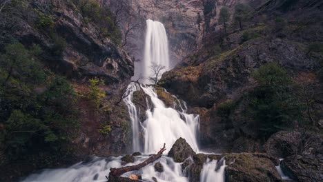 Zeitraffer-Eines-Wunderschönen-Wasserfalls-Und-Eines-Felsigen-Berges-In-Riopar,-Albacete,-Spanien