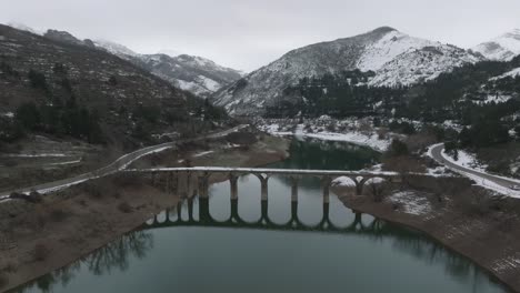 El-Río-De-Picos-Montañosos-Helados-Refleja-El-Agua-Entre-El-Embalse-Del-Valle-De-Los-Barrios-De-Luna-En-León,-España