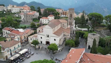 Drohnenaufnahme-Der-Kathedrale-Von-Ravello-Inmitten-Der-Italienischen-Gebäude-Von-Ravello