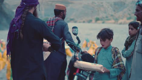 Profilansicht-Der-Nahrungsmittelverteilung-An-Die-Arme-Bevölkerung-Belutschistans-In-Pakistan