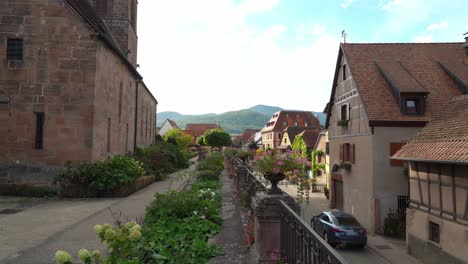 Schöne-Und-Ruhige-Gegend-Von-Bergheim-Dorf-Kirchhof-Mit-Panorama-Der-Stadt