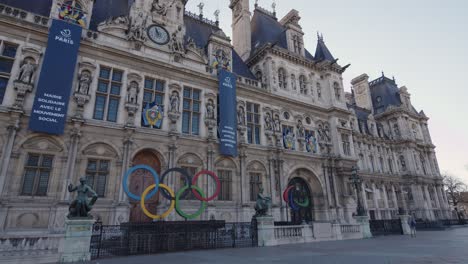 Fünf-Ringe-Emblem-Der-Olympischen-Spiele-Am-Haupteingang-Des-Hotels-De-Ville-In-Paris,-Frankreich