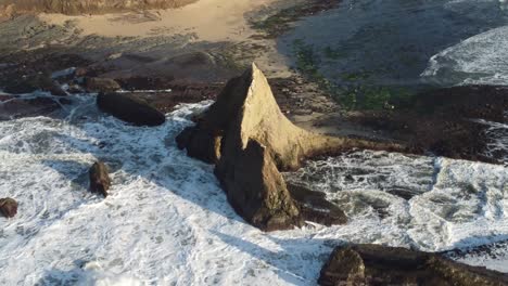 Imágenes-De-Cerca-De-La-Roca-En-La-Playa-De-Martin-Desde-Un-Dron