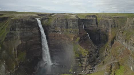 Toma-Aérea-Delantera-De-La-Cascada-De-Haifoss-Con-Sede-En-Islandia.