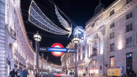 Time-lapse-De-Regents-Street-De-Luces-Navideñas-Sobre-La-Entrada-Del-Metro-De-Londres