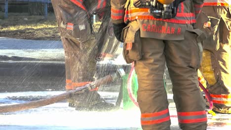 Feuerwehrleute-Reinigen-Uniform-Mit-Wasser-Nach-Feuerlöscheinsatz-Montreal-Kanada