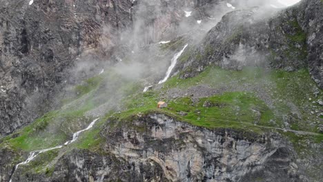 Hütte-In-Einem-Malerischen-Tal-Mit-Riesigem-Wasserfall-In-Cuneo,-Italien-–-Luftaufnahme-Einer-Drohne