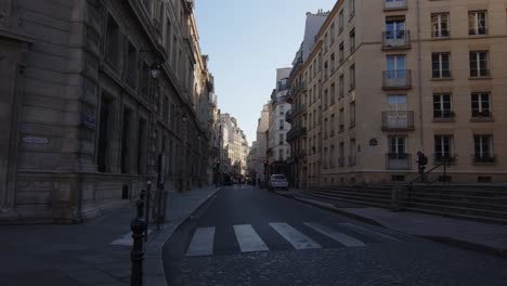 Calle-Tranquila-En-La-Ciudad-De-París-Con-Fachadas-De-Edificios-Típicos-De-Francia.