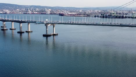 Langsam-Aufsteigende-Drohnenaufnahme-Der-San-Francisco-Bay-Bridge