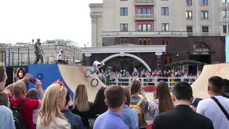 Rechte-Kamera-Dia,-Show-Von-Radfahrern-In-Einer-Großen-Menschenmenge-Im-Zentrum-Von-Moskau-Im-Sommer