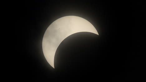 Sonnenfinsternis-In-Bewegung-Mit-Vorbeiziehenden-Wolken