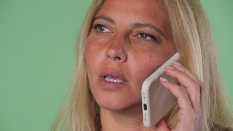 Blonde-Frau,-Die-Ein-Frustrierendes-Telefongespräch-Am-Telefon-Führt,-Betonte-Greenscreen-Chroma-Key