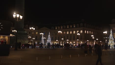 Statische-Ansicht-Mehrerer-Personen,-Die-In-Zeitlupe-Durch-Die-Straße-Mit-Weihnachtsbeleuchtung-Gehen