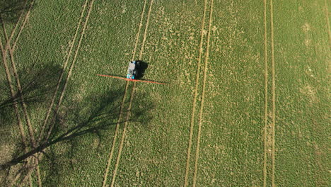 Luftaufnahme-Aus-Der-Vogelperspektive-Eines-Traktorsprühgeräts-Auf-Dem-Feld