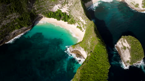 Wunderschöne,-Lebendige-Steilklippenküste-Von-Nusa-Penida-Am-Berühmten-Kelingking-Strand