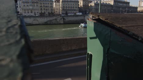 Touristenboot-Auf-Der-Seine-Und-Pariser-Architektur,-Statische-Ansicht