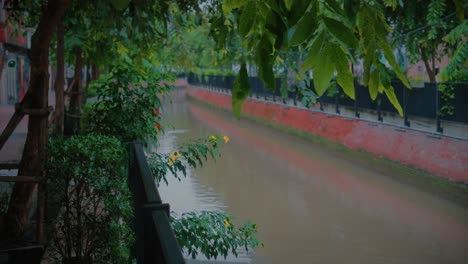 Toma-Del-Canal-Khlong-Ong-Ang-Desde-Un-Lado-En-Bangkok-Durante-La-Noche