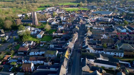Aerial-drone-footage-of-the-town-of-Cullompton-in-Devon,-England