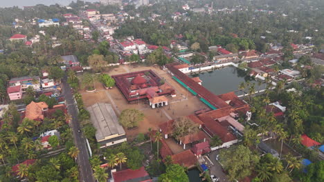 Keralas-Berühmter-Tempel,-Luftaufnahme,-Vaikom-Mahadeva-Tempel_Vaikom-Stadt-Und-Backwaters,-Vaikom-Stadt-Und-Backwaters,-360°-Ansicht