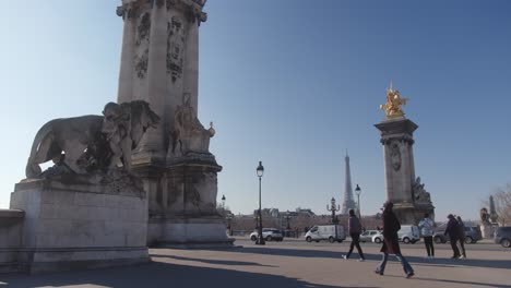 Die-Säulen-Der-Pont-Alexandre-III-Werden-Von-Einer-Vergoldeten-Bronzestatue-Gekrönt,-Im-Hintergrund-Der-Eiffelturm-In-Paris,-Frankreich