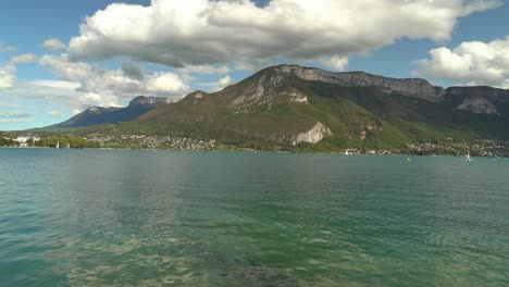 El-Lago-De-Annecy-Se-Formó-Hace-Unos-18.000-Años-Por-Grandes-Glaciares-Alpinos.