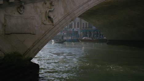 Blick-Auf-Die-Venezianische-Brücke-Mit-Vorbeifahrender-Gondel