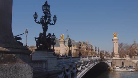 Pariser-Architektur-Und-Brücke-Mit-Statuen-Und-Goldenen-Elementen,-Statische-Ansicht