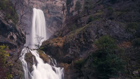 Primer-Plano-Detalle-Timelapse-De-Hermosa-Cascada-Y-Montaña-Rocosa-En-Riopar,-Albacete,-España