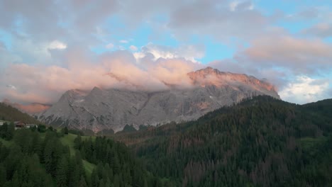 Eine-Abendliche-Luftaufnahme-Des-Berges-Sas-Dles-Nü,-Der-Von-Wunderschönen-Wolken-Bedeckt-Ist