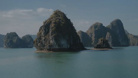 Vista-De-Perfil-De-La-Hermosa-Bahía-De-Lan-Ha-En-Vietnam
