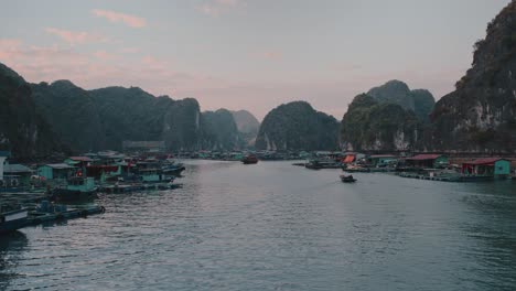 Vorwärts-Drohnenaufnahme-Von-Booten,-Die-Am-Ufer-Des-Flusses-In-Der-Lan-Ha-Bucht-In-Vietnam-Geparkt-Sind