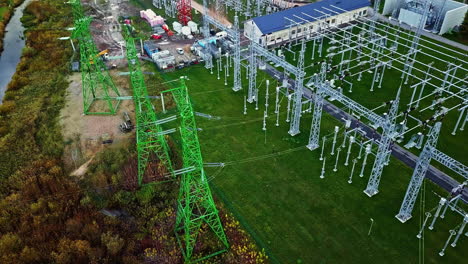 Vista-Aérea-De-La-Subestación-Eléctrica-Y-Torres-De-Pilón,-Sistema-De-Distribución-De-Energía-Eléctrica.